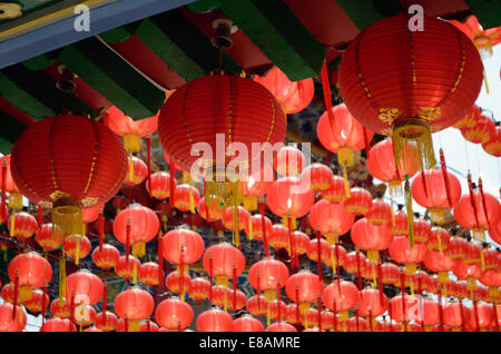 Lanterne rosse appese in righe nel tempio per celebrare il capodanno cinese Foto Stock