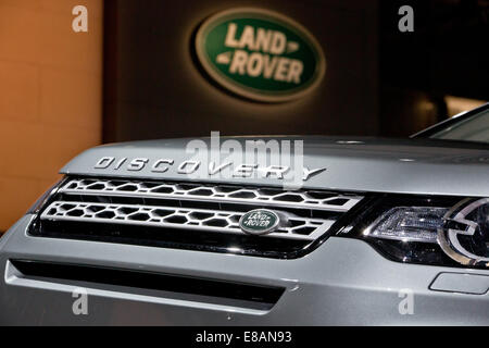 Parigi, Francia. 3° Ott, 2014. Il nuovo Land Rover Discovery è raffigurato durante la seconda giornata della stampa del Motor Show di Parigi (Mondial de l'Automobile) a Parigi, in Francia, il 3 ottobre 2014. Il Motor Show di Parigi, che ha luogo ogni anno, va dal 4 fino al 19 Ottobre. Foto: Daniel Karmann/dpa/Alamy Live News Foto Stock