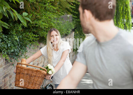 Ciclista giovane spingendo in bici lungo il canal, London, Regno Unito Foto Stock