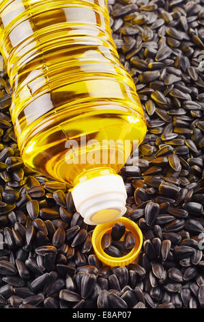 Olio vegetale in bottiglia di plastica e semi di girasole Foto Stock