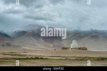 Stupa sulla banca di Tso Kar, Changthagn nella regione del Ladakh Foto Stock