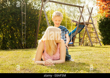 La madre e il figlio nel giardino, oscilla in background Foto Stock