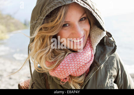 Donna tutti avvolti su windy beach Foto Stock