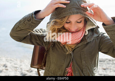 Donna tutti avvolti su windy beach Foto Stock