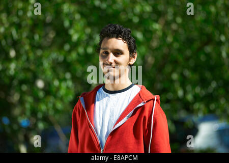 Ritratto di giovane studente maschio al di fuori del college Foto Stock