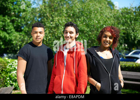 Ritratto di tre amici degli studenti al di fuori del college Foto Stock