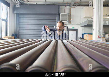 Lavoratore in impianto industriale Foto Stock