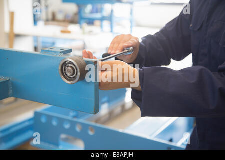 Lavoratore in impianto industriale Foto Stock