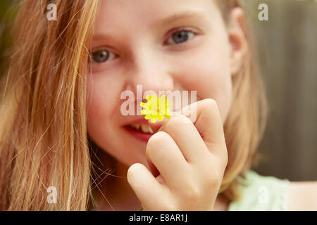 Close up ritratto della ragazza con fiore di dente di leone Foto Stock