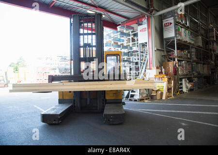 Negozio di ferramenta magazzino mobile worker assi di carrello elevatore a forche Foto Stock