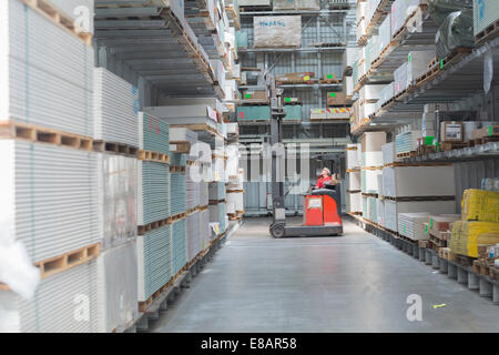 Negozio di ferramenta magazzino mobile worker stock nel carrello elevatore a forche Foto Stock