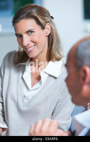 Ritratto di imprenditrice accanto a un collega in ufficio Foto Stock