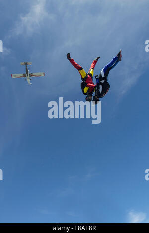 Team di due femmina skydivers in testa in basso posizione sopra Buttwil, Lucerna, Svizzera Foto Stock