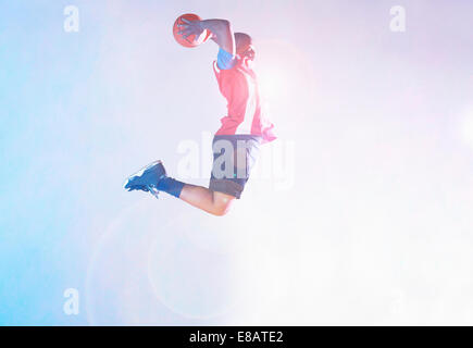 Maschio di giocatore di basket gettando la sfera Foto Stock