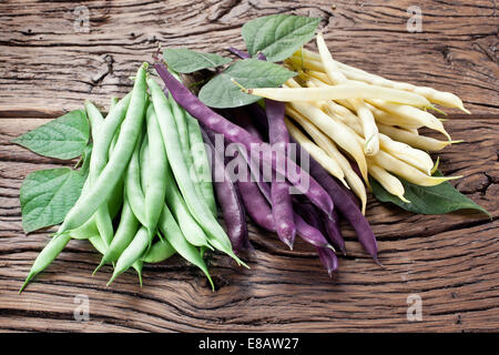 Fagiolini freschi sul vecchio tavolo in legno. Foto Stock