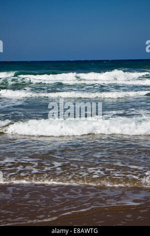 Le onde di atterraggio su una spiaggia/superficiali dell'immagine messa a fuoco Foto Stock