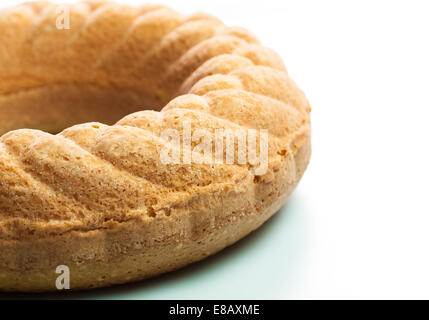 Una vista macro di una deliziosa golden brown in crosta pound bundt cake cotto in un anello a forma di coppa con lati scanalati. Foto Stock