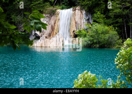 Vista estiva di belle piccole cascate nel parco nazionale dei Laghi di Plitvice, Croazia Foto Stock