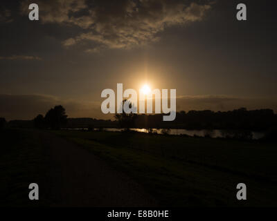 Silhouette tramonto sul Fiume Ijssel in Olanda Foto Stock