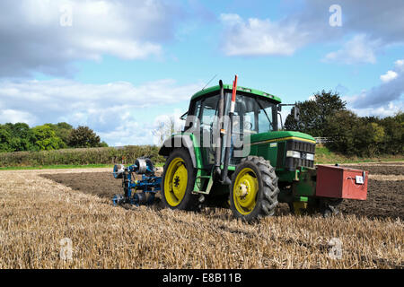 Vintage trattore aratura aratura corrispondono Foto Stock
