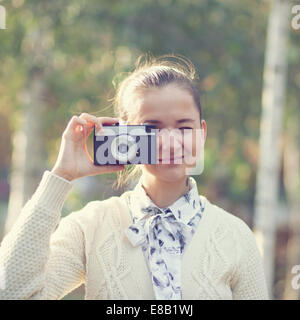 Hipster ragazza riprese su pellicola esterna della telecamera Foto Stock