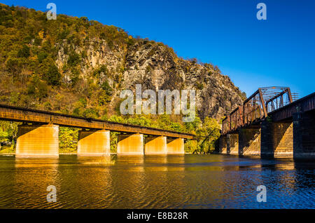 Ferrovia dei ponti che attraversano il fiume Potomac e Maryland Heights in harpers Ferry, West Virginia. Foto Stock