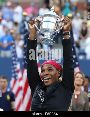 Serena Willams (USA) con il trofeo degli US Open Championships 2014 in New York, Stati Uniti d'America. Foto Stock