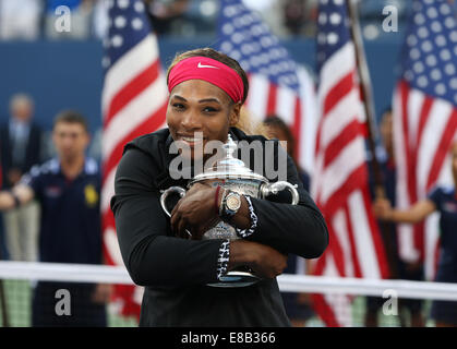 Serena Willams (USA) con il trofeo degli US Open Championships 2014 in New York, Stati Uniti d'America. Foto Stock