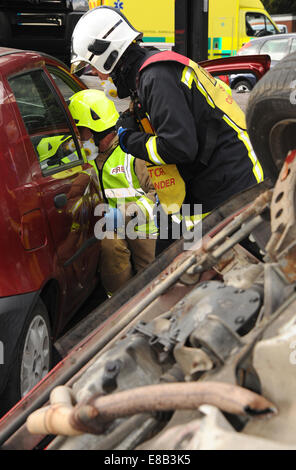 Fire Officer presso car crash Foto Stock