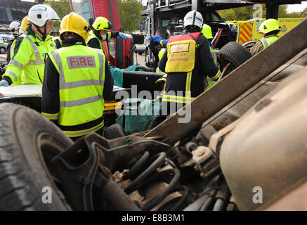 Fire e ambulanza equipaggi al grave incidente esercizio Foto Stock