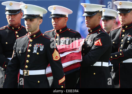 US Marine Corps dispiegare bandiera alla cerimonia,US Open 2014,New York,STATI UNITI D'AMERICA. Foto Stock