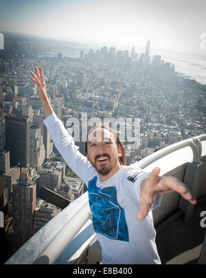 Manhattan, New York, Stati Uniti d'America. 3° Ott, 2014. Grammy nominato produttore e DJ STEVE AOKI visiti l'Empire State Building per festeggiare il lancio del suo nuovo album ''NEON FUTURO PARTE I", venerdì 3 ottobre, 2014. Credito: Bryan Smith/ZUMA filo/Alamy Live News Foto Stock