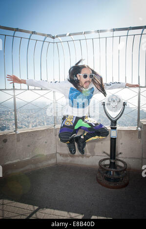 Manhattan, New York, Stati Uniti d'America. 3° Ott, 2014. Grammy nominato produttore e DJ STEVE AOKI visiti l'Empire State Building per festeggiare il lancio del suo nuovo album ''NEON FUTURO PARTE I", venerdì 3 ottobre, 2014. Credito: Bryan Smith/ZUMA filo/Alamy Live News Foto Stock