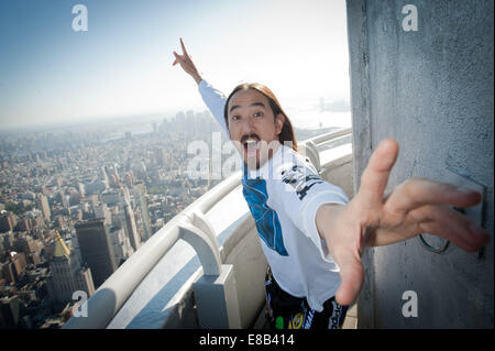 Manhattan, New York, Stati Uniti d'America. 3° Ott, 2014. Grammy nominato produttore e DJ STEVE AOKI visiti l'Empire State Building per festeggiare il lancio del suo nuovo album ''NEON FUTURO PARTE I", venerdì 3 ottobre, 2014. Credito: Bryan Smith/ZUMA filo/Alamy Live News Foto Stock