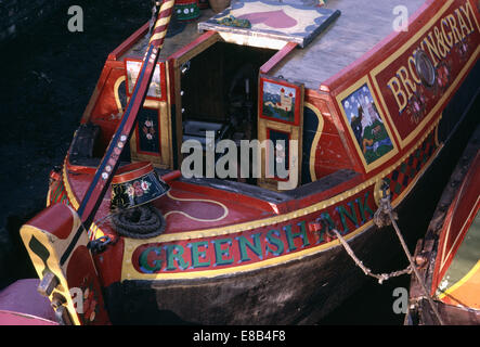 Close up tradizionalmente verniciati barca stretta sul canale in Birmingham Foto Stock