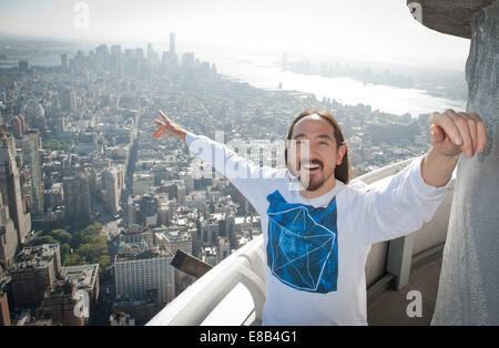 Manhattan, New York, Stati Uniti d'America. 3° Ott, 2014. Grammy nominato produttore e DJ STEVE AOKI visiti l'Empire State Building per festeggiare il lancio del suo nuovo album ''NEON FUTURO PARTE I", venerdì 3 ottobre, 2014. Credito: Bryan Smith/ZUMA filo/Alamy Live News Foto Stock