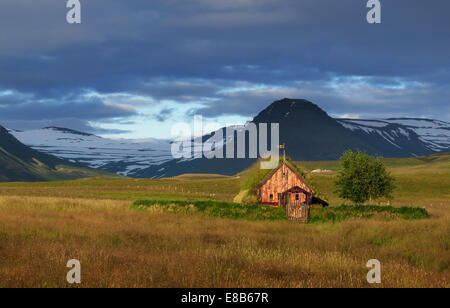 Terra-cappella coperto Grafarkirkja vicino Hofsos, Nord Islanda Foto Stock