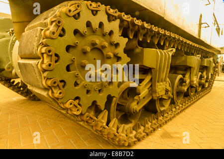 Caterpillar via, traccia continua o serbatoio battistrada sul veicolo militare. Foto Stock