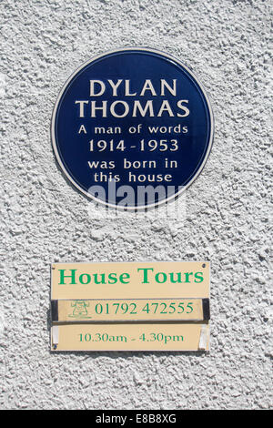 Targa blu sulla parete esterna di 5 unità Cwmdonkin Uplands Swansea Wales UK Luogo di nascita e casa d'infanzia di Dylan Marlais Thomas Foto Stock