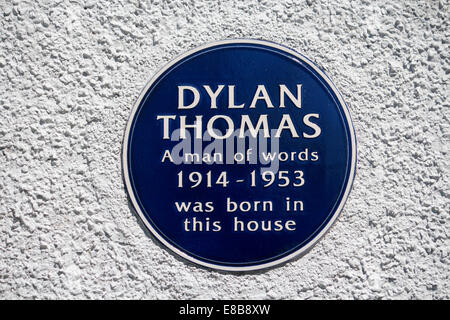 Targa blu sulla parete esterna di 5 unità Cwmdonkin Uplands Swansea Wales UK Luogo di nascita e casa d'infanzia di Dylan Marlais Thomas Foto Stock