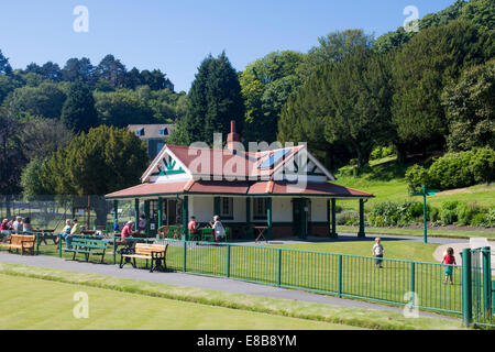 Parco Cwmdonkin pavilion con gente seduta fuori in estate nel pomeriggio Uplands Swansea South Wales UK Foto Stock