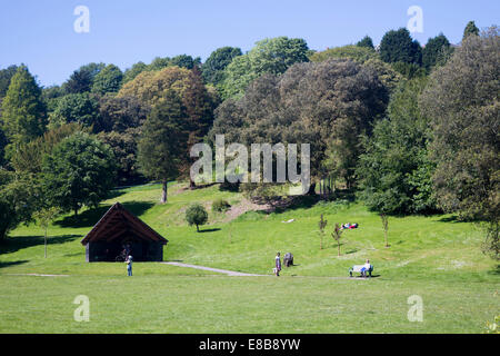 Parco Cwmdonkin con persone al di fuori seduta sul pomeriggio estivo Uplands Swansea South Wales UK Foto Stock