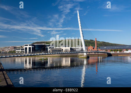 SA1 distretto ponte vela fiume Tawe e edifici per uffici in tarda serata luce Abertawe Swansea South Wales UK Foto Stock