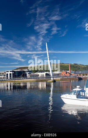 SA1 distretto ponte vela fiume Tawe e edifici per uffici in tarda serata luce Abertawe Swansea South Wales UK Foto Stock