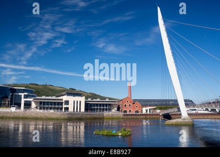 SA1 distretto ponte vela fiume Tawe e edifici per uffici in tarda serata luce Abertawe Swansea South Wales UK Foto Stock