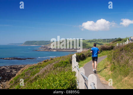 Pareggiatore Runner sulla costa del Galles il percorso nei pressi di Langland Bay Penisola di Gower Swansea County South Wales UK Foto Stock