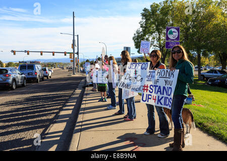 Lakewood, Colorado, STATI UNITI D'AMERICA del 3 ottobre 2014. I genitori e gli studenti picket lungo Wadsworth Boulevard e Belleview Street in un sistema organizzato di "Avvio sul Boulevard" evento mirato contro il Jefferson county School Board la proposta di modificare il modo in cui la storia degli Stati Uniti è insegnato in tutto il distretto scolastico Credit: Ed EndicottAlamy Live News Foto Stock