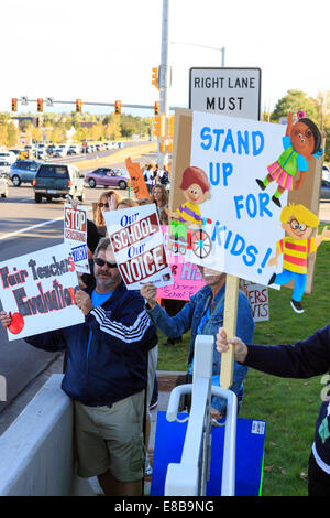 Littleton, Colorado, STATI UNITI D'AMERICA del 3 ottobre 2014. I genitori e gli studenti picket lungo Wadsworth Boulevard e Bowles Avenue in un sistema organizzato di "Avvio sul Boulevard" evento mirato contro il Jefferson county School Board la proposta di modificare il modo in cui la storia degli Stati Uniti è insegnato in tutto il distretto scolastico. Credit: Ed EndicottAlamy Live News Foto Stock