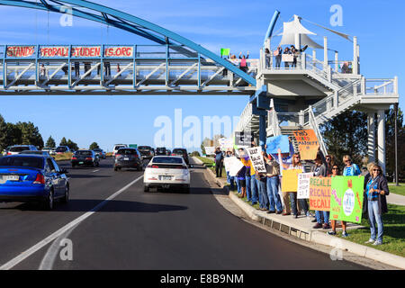 Littleton, Colorado, STATI UNITI D'AMERICA del 3 ottobre 2014. I genitori e gli studenti picket lungo Wadsworth Boulevard e Bowles Avenue in un sistema organizzato di "Avvio sul Boulevard" evento mirato contro il Jefferson county School Board la proposta di modificare il modo in cui la storia degli Stati Uniti è insegnato in tutto il distretto scolastico. Credit: Ed EndicottAlamy Live News Foto Stock