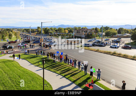 Littleton, Colorado, STATI UNITI D'AMERICA del 3 ottobre 2014. I genitori e gli studenti picket lungo Wadsworth Boulevard e Bowles Avenue in un sistema organizzato di "Avvio sul Boulevard" evento mirato contro il Jefferson county School Board la proposta di modificare il modo in cui la storia degli Stati Uniti è insegnato in tutto il distretto scolastico. Credit: Ed EndicottAlamy Live News Foto Stock